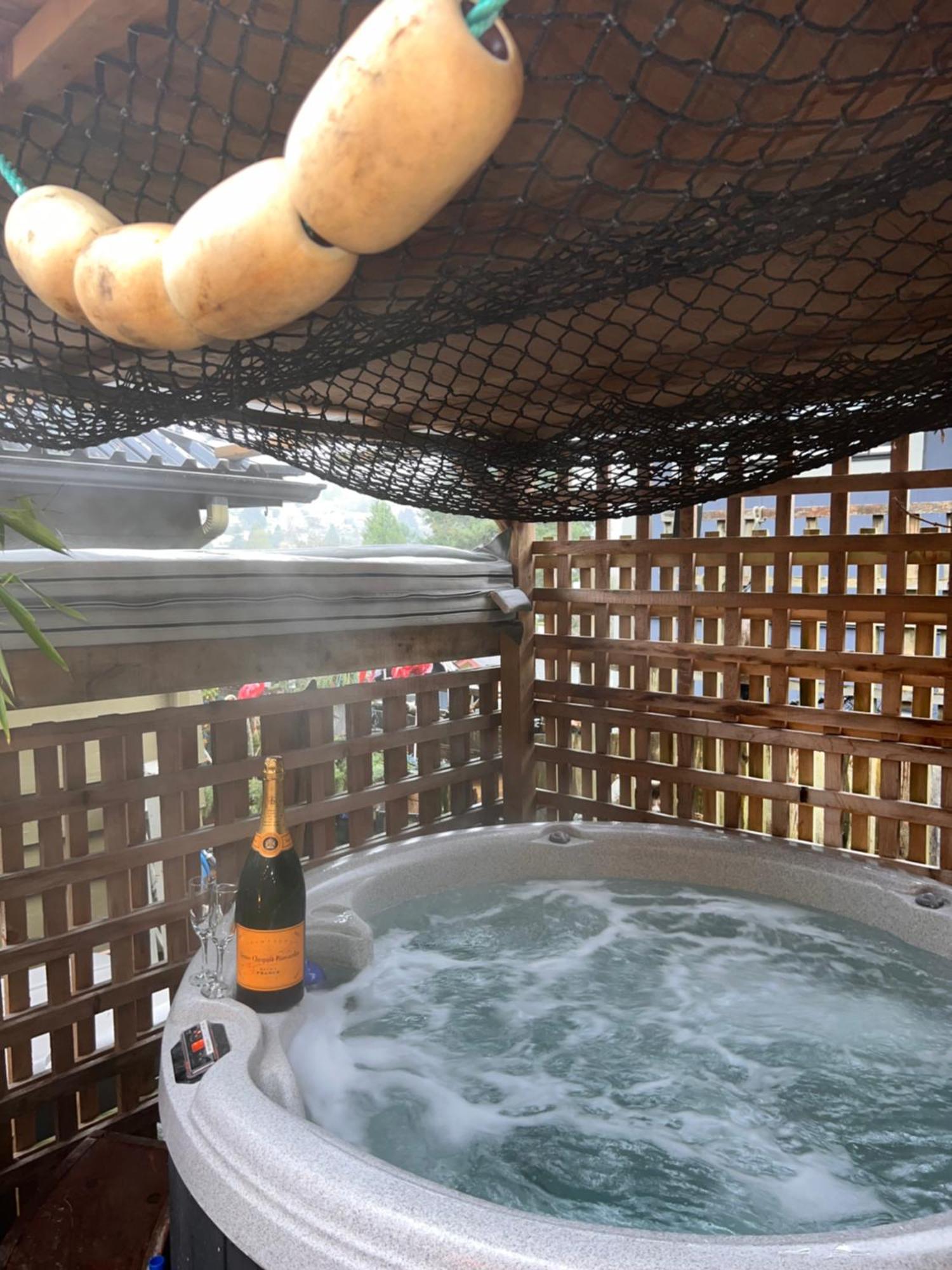 Private House Hot Tub Pets Bbq Seas The Day Premier Location The Bay Lower Gibsons Exterior photo